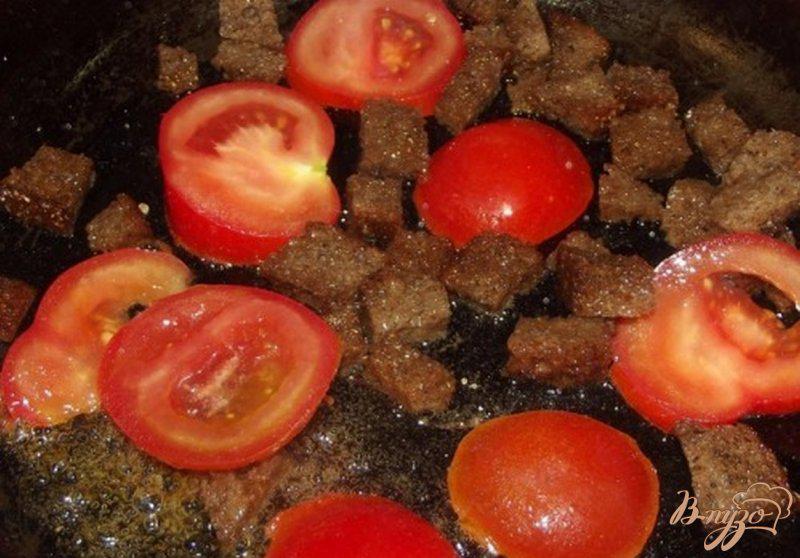 Фото приготовление рецепта: Яйца с гренками и помидорами шаг №5