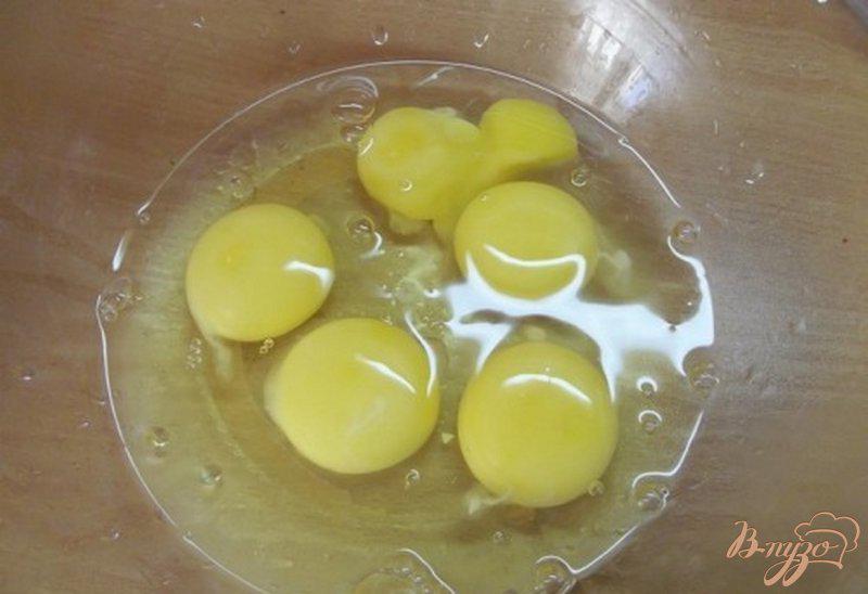 Фото приготовление рецепта: Яйца с гренками и помидорами шаг №2