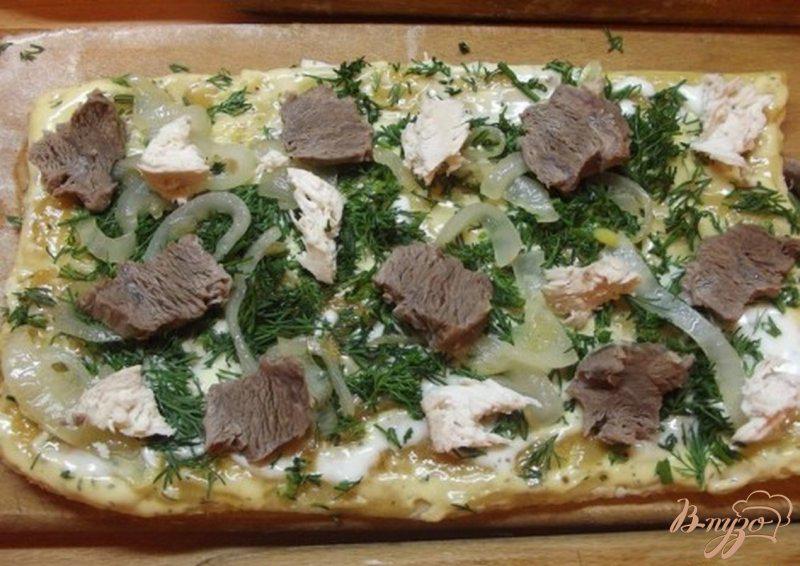 Фото приготовление рецепта: Пицца на слоеном тесто с отварной говядиной шаг №5