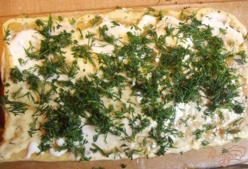 Фото приготовление рецепта: Пицца на слоеном тесто с отварной говядиной шаг №3