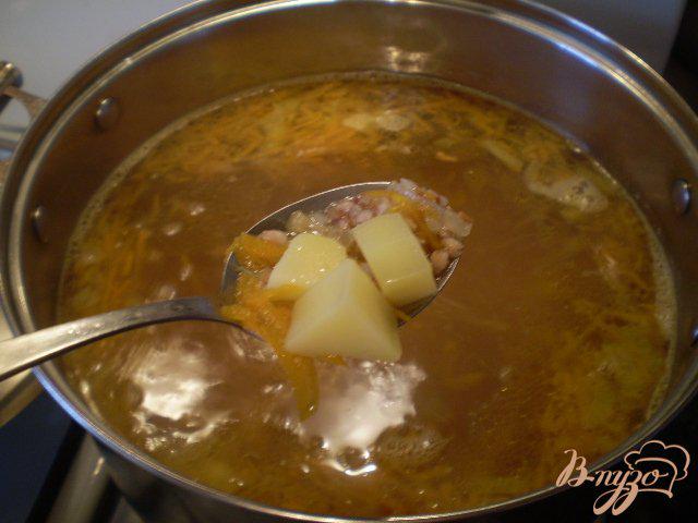 Фото приготовление рецепта: Суп гречневый с тыквой шаг №7