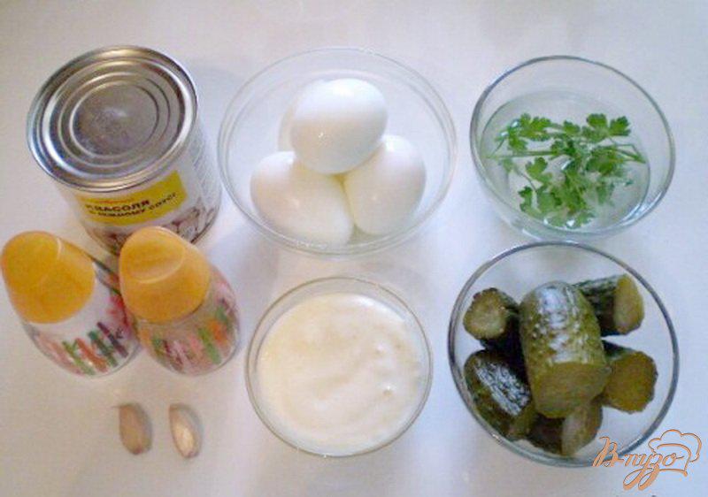 Фото приготовление рецепта: Салат с фасолью и маринованными огурцами шаг №1