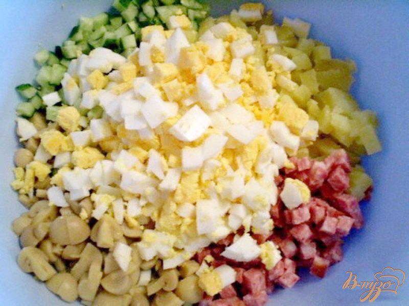 Фото приготовление рецепта: Салат с маринованными шампиньонами шаг №2
