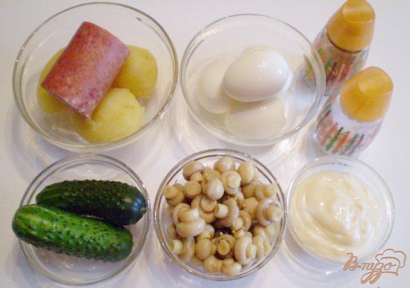 Фото приготовление рецепта: Салат с маринованными шампиньонами шаг №1