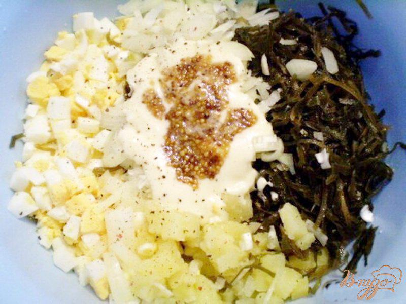 Фото приготовление рецепта: Салат из ламинарии с картофелем и яйцом шаг №2