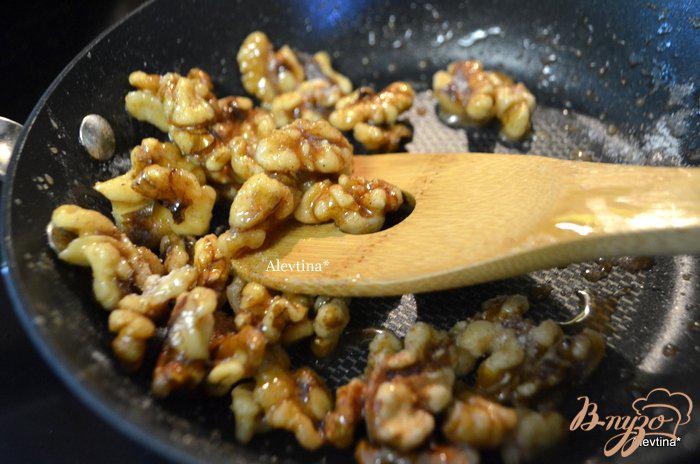 Фото приготовление рецепта: Cалат с карамельными орехами и дольками мандарина шаг №2