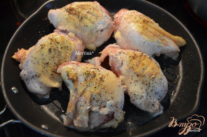 Фото приготовление рецепта: Тушеная курица с грибами шаг №2
