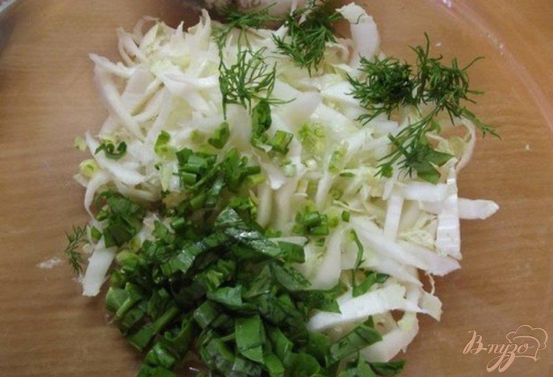 Фото приготовление рецепта: Салат порционный с черемшой шаг №4