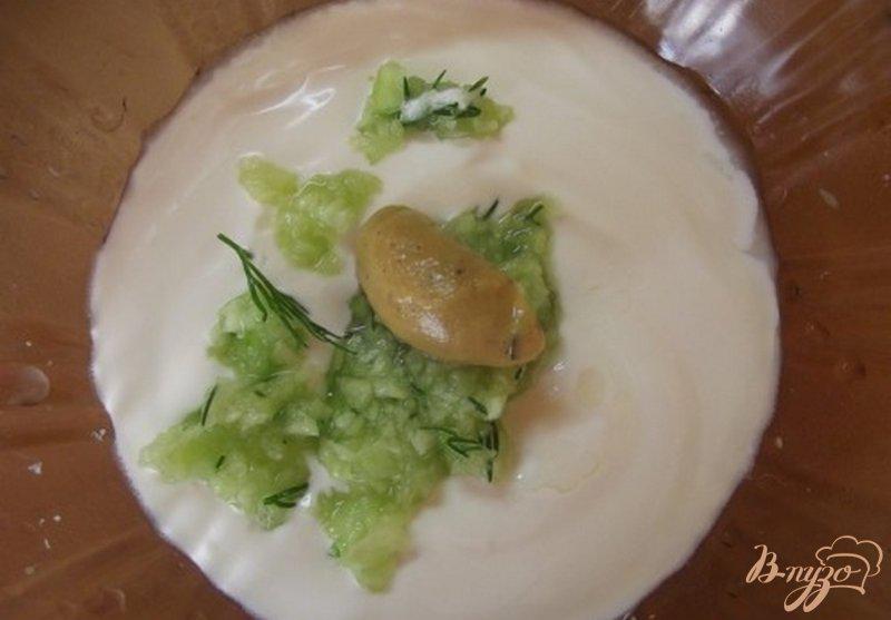 Фото приготовление рецепта: Салат с огуречным соусом шаг №8