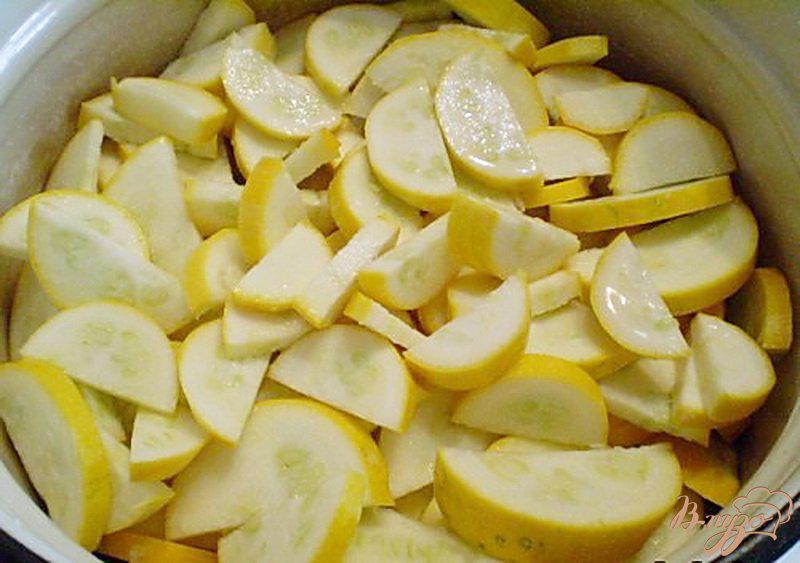 Фото приготовление рецепта: Консервированные кабачки с чесноком и перцем шаг №2