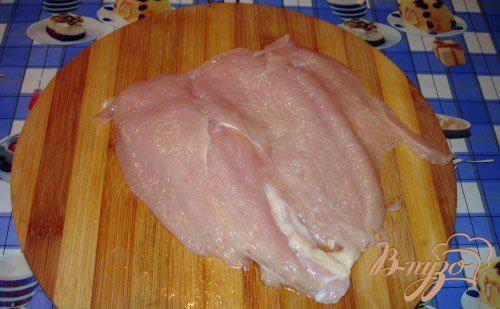Фото приготовление рецепта: Рулет из курицы с черносливом и сыром шаг №1