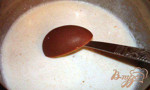 Фото приготовление рецепта: Горячий молочно-шоколадный коктель с бананом шаг №3