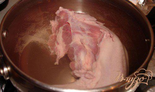 Фото приготовление рецепта: Свиной язык запеченый в травках шаг №2
