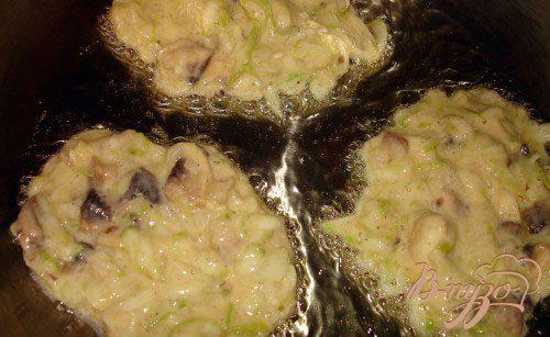 Фото приготовление рецепта: Кабачковые оладушки с грибами шаг №5