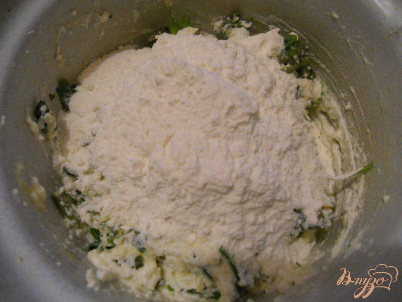 Фото приготовление рецепта: Запеканка из творога и сыра с зеленью шаг №4