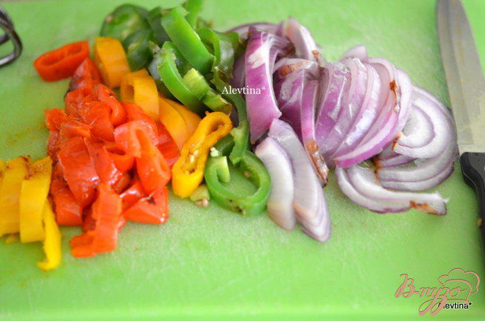Фото приготовление рецепта: Булочки с колбаской и овощами шаг №3