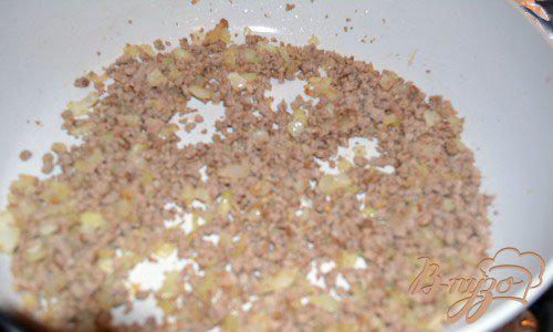 Фото приготовление рецепта: Конкильони с вареным фаршем под томатно-сливочным соусом шаг №2