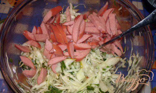 Фото приготовление рецепта: Овощной салат с грушей и прикопчеными сосисками шаг №5