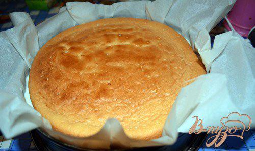 Фото приготовление рецепта: Нежный творожный торт с ананасами шаг №7