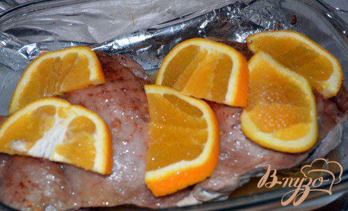 Фото приготовление рецепта: Индюшиные стейки с апельсином шаг №3