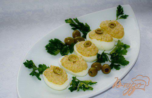 Фото приготовление рецепта: Закуска из яиц с вялеными томатами шаг №5