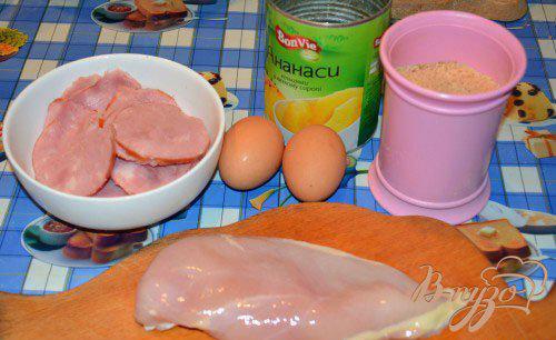 Фото приготовление рецепта: Рулетики куриные с ветчиной и ананасом шаг №1