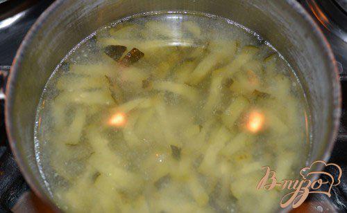 Фото приготовление рецепта: Нежный огуречный суп шаг №5