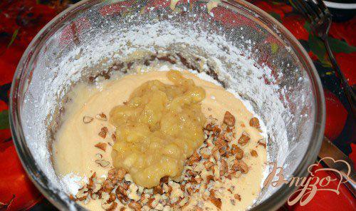 Фото приготовление рецепта: Кекс с бананом и грецким орехом шаг №5