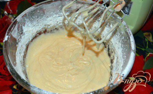 Фото приготовление рецепта: Кекс с бананом и грецким орехом шаг №3