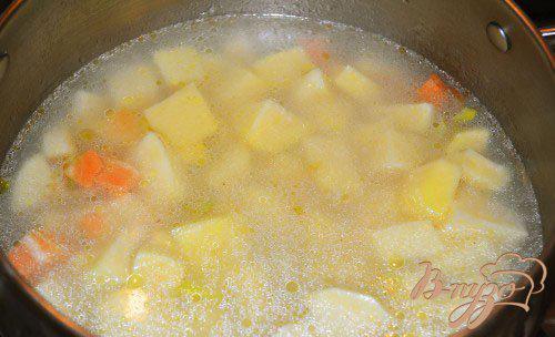 Фото приготовление рецепта: Суп-пюре с брокколи и сухариками шаг №8