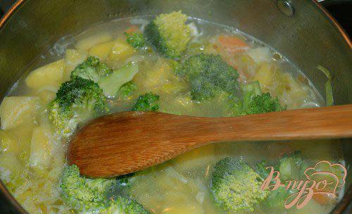 Фото приготовление рецепта: Суп-пюре с брокколи и сухариками шаг №9