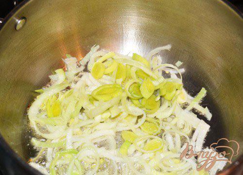 Фото приготовление рецепта: Суп-пюре с брокколи и сухариками шаг №3
