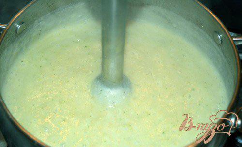 Фото приготовление рецепта: Суп-пюре с брокколи и сухариками шаг №10