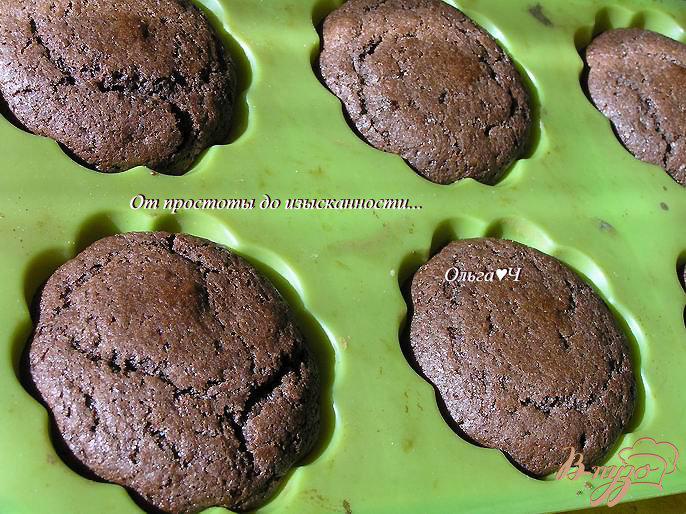 Фото приготовление рецепта: Шоколадно-черничные кексы шаг №4
