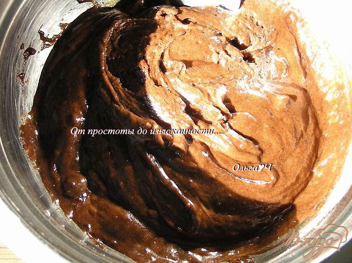 Фото приготовление рецепта: Шоколадно-черничные кексы шаг №3