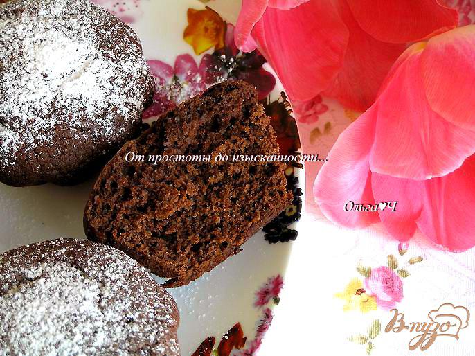 Фото приготовление рецепта: Шоколадно-черничные кексы шаг №5