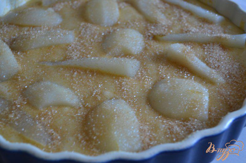 Фото приготовление рецепта: Бисквит на кокосовом молоке с грушами шаг №5