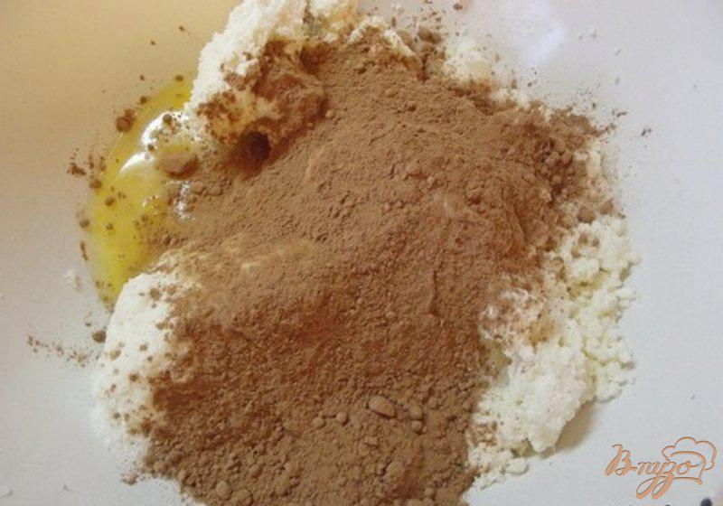 Фото приготовление рецепта: Творожная выпечка с какао шаг №3