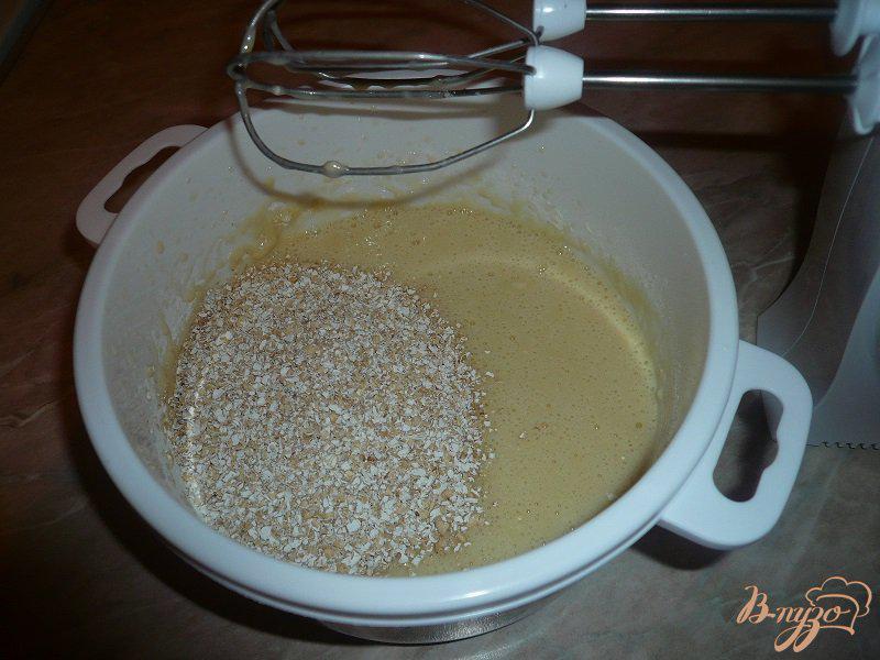Фото приготовление рецепта: Пирог  на сыворотке с овсяными отрубями шаг №6
