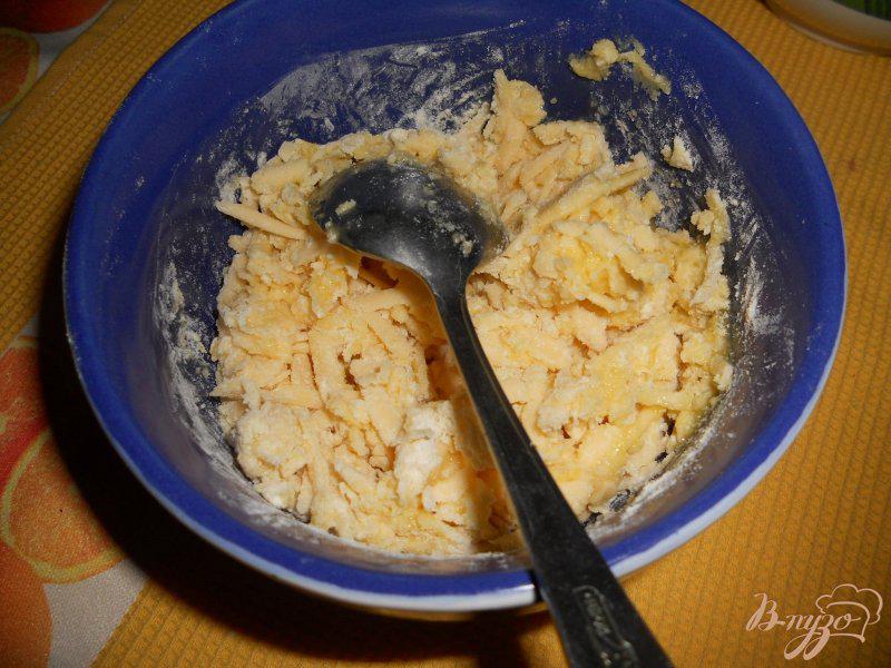 Фото приготовление рецепта: Домашнее сырное печенье шаг №4
