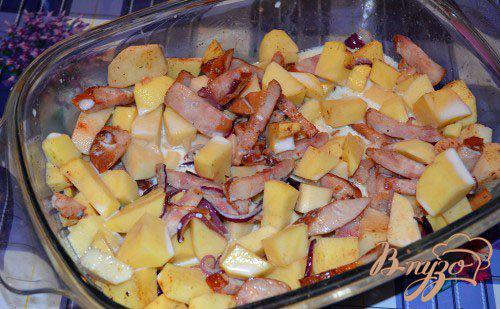 Фото приготовление рецепта: Картофель с колбасой, тушеный на молоке шаг №6