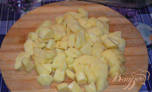 Фото приготовление рецепта: Картофель с колбасой, тушеный на молоке шаг №1