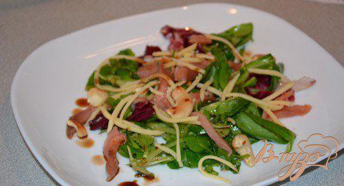Фото приготовление рецепта: Праздничный салат с копченой рыбой шаг №6