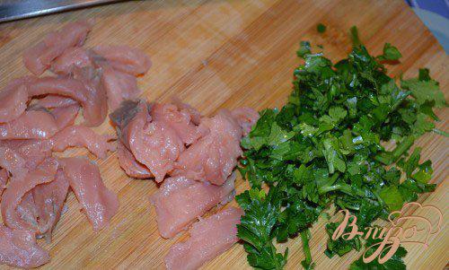 Фото приготовление рецепта: Праздничный салат с копченой рыбой шаг №4