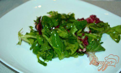 Фото приготовление рецепта: Праздничный салат с копченой рыбой шаг №5