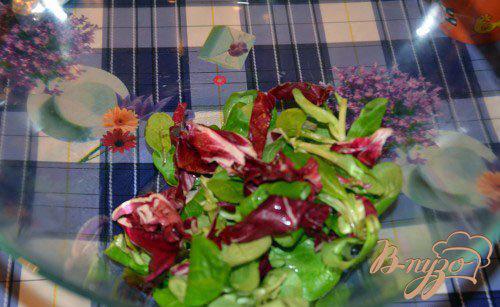 Фото приготовление рецепта: Праздничный салат с копченой рыбой шаг №1