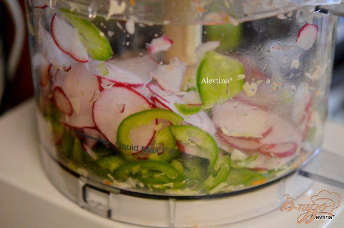 Фото приготовление рецепта: Салат с капустой и редисом по-мексикански шаг №2