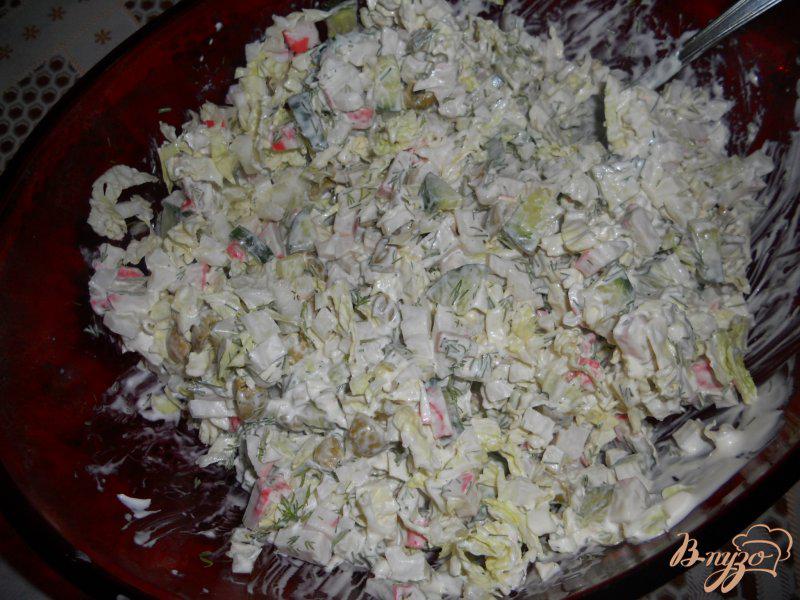 Фото приготовление рецепта: Салат с крабовым мясом и оливками шаг №7