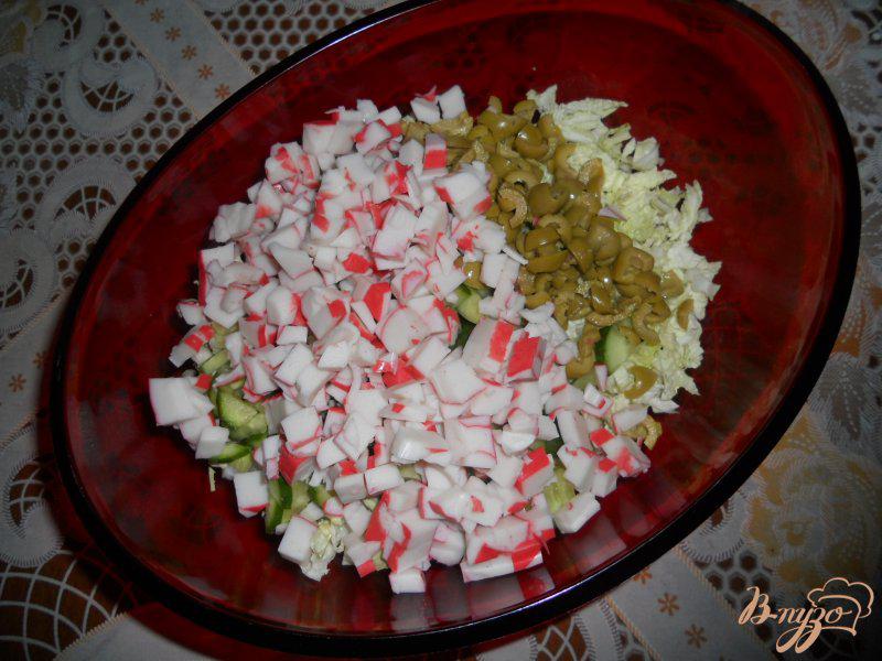 Фото приготовление рецепта: Салат с крабовым мясом и оливками шаг №3