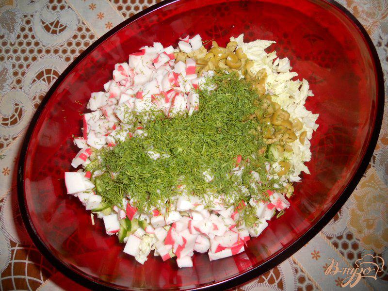 Фото приготовление рецепта: Салат с крабовым мясом и оливками шаг №4